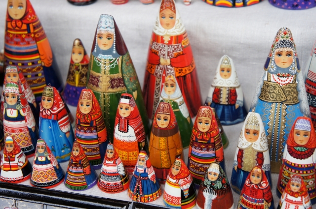 ロシア雑貨 バレンチーナ・ダロフェエワ マトリョーシカ 赤い民族衣装-